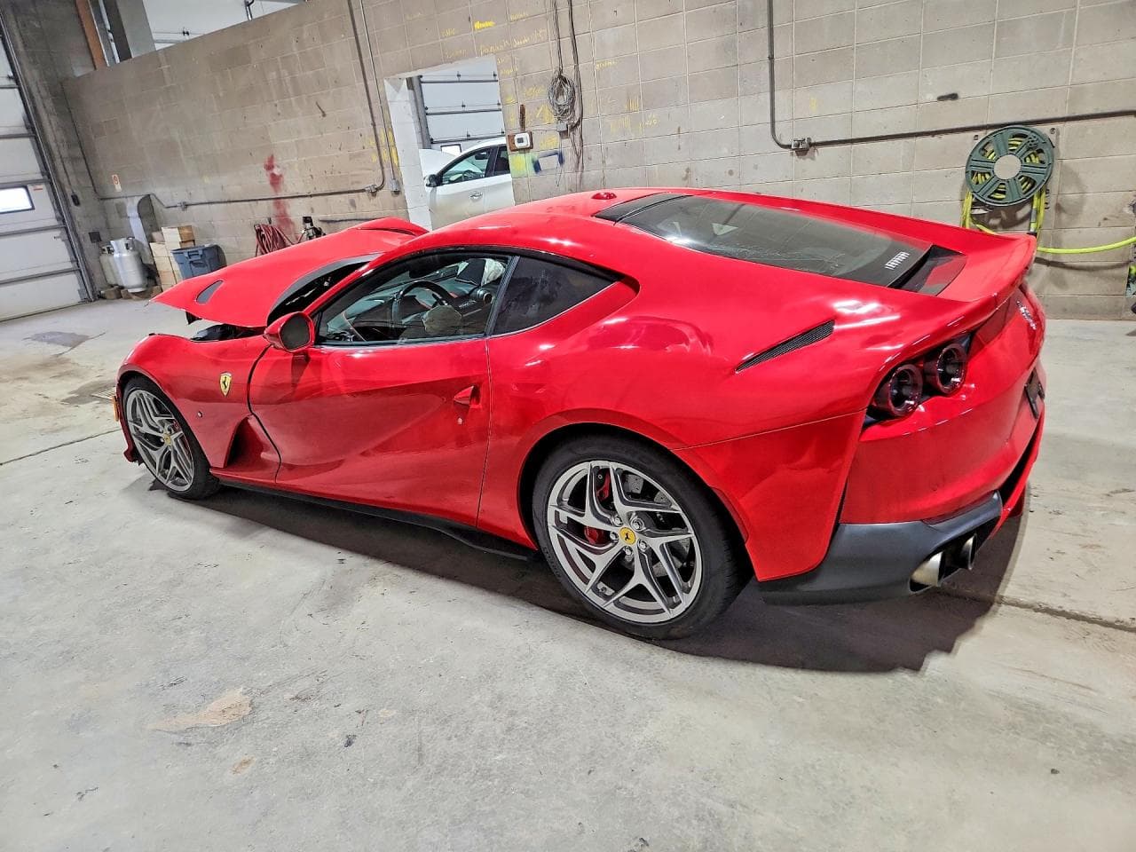 2020 Ferrari 812 superfast — photo 2