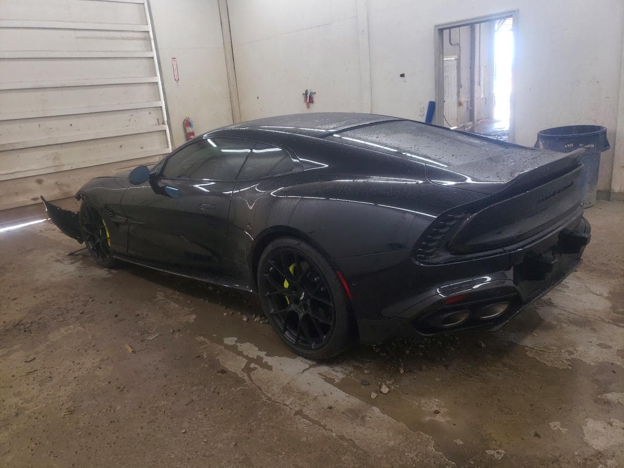 2025 Aston martin — photo 2